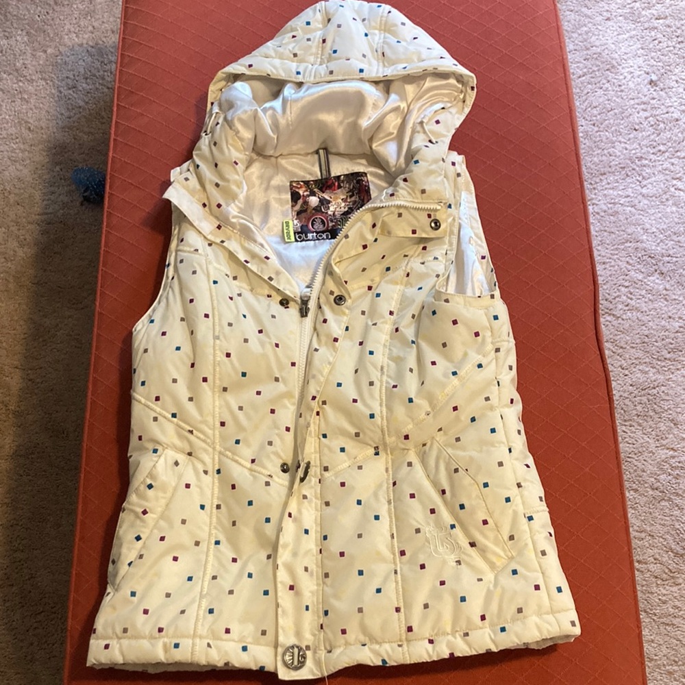 Button Women’s cream vest with color blocks